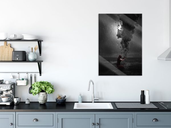 Kniende Frau mit dunklen Dämonen B&W Detail, Glasbild Angebot – Bild 3