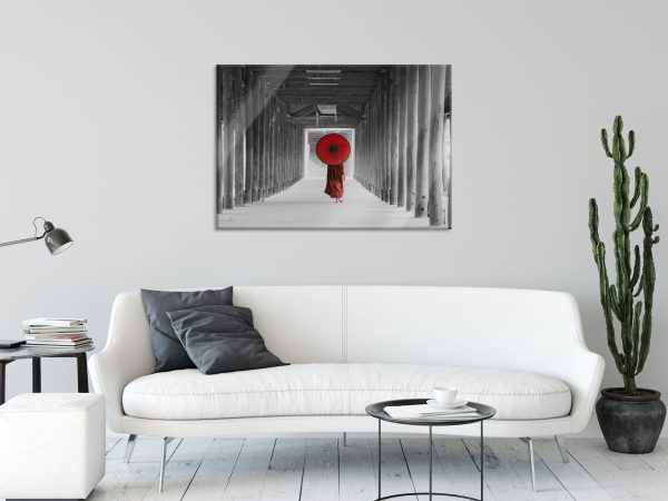 Mönch mit rotem Schirm im Tempelgang B&W Detail, Glasbild Im Angebot – Bild 2