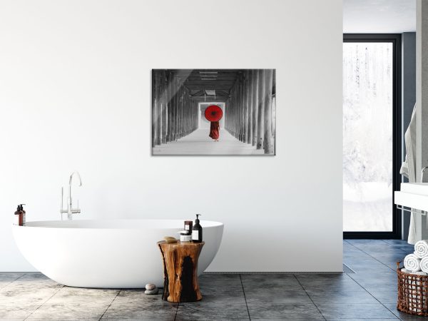 Mönch mit rotem Schirm im Tempelgang B&W Detail, Glasbild Im Angebot – Bild 4