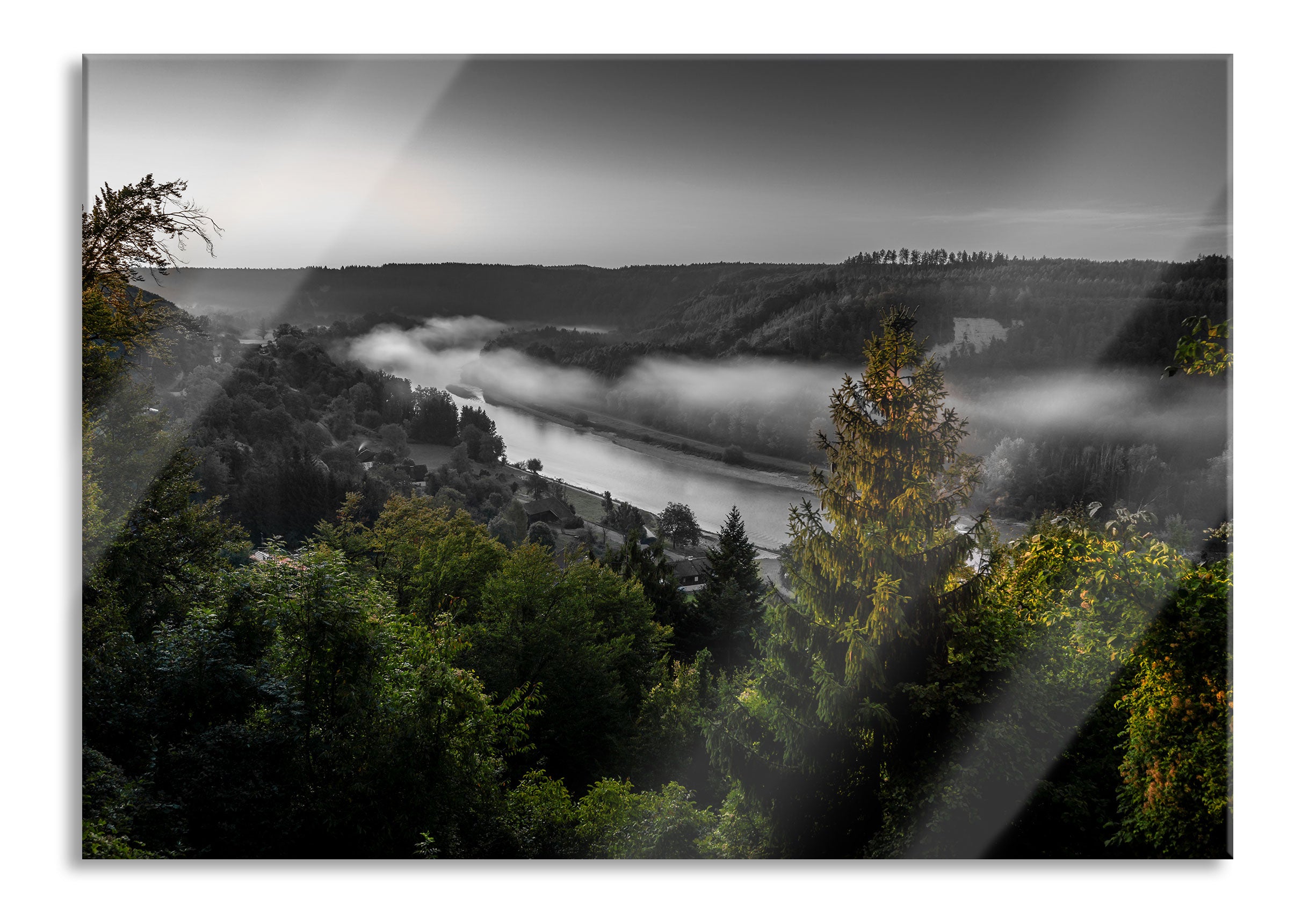 Nebel über Fluss bei Sonnenaufgang B&W Detail, Glasbild Online