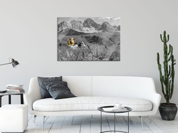 Alpenszene mit Kühen auf grüner Wiese B&W Detail, Glasbild Rabatt – Bild 2
