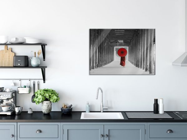 Mönch mit rotem Schirm im Tempelgang B&W Detail, Glasbild Im Angebot – Bild 3