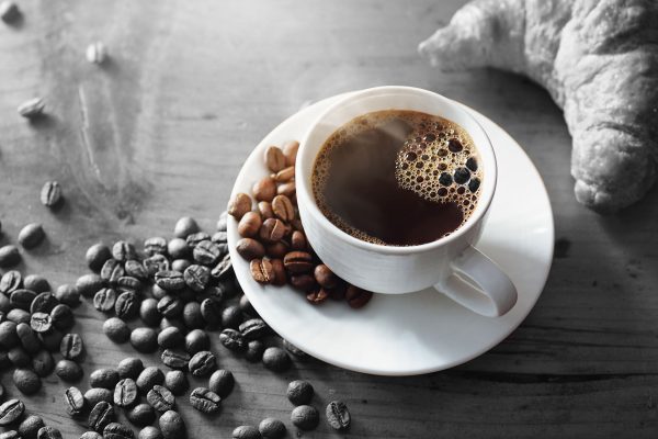 Tasse Kaffee mit Bohnen und Croissant B&W Detail, Glasbild Schn?ppchen – Bild 5