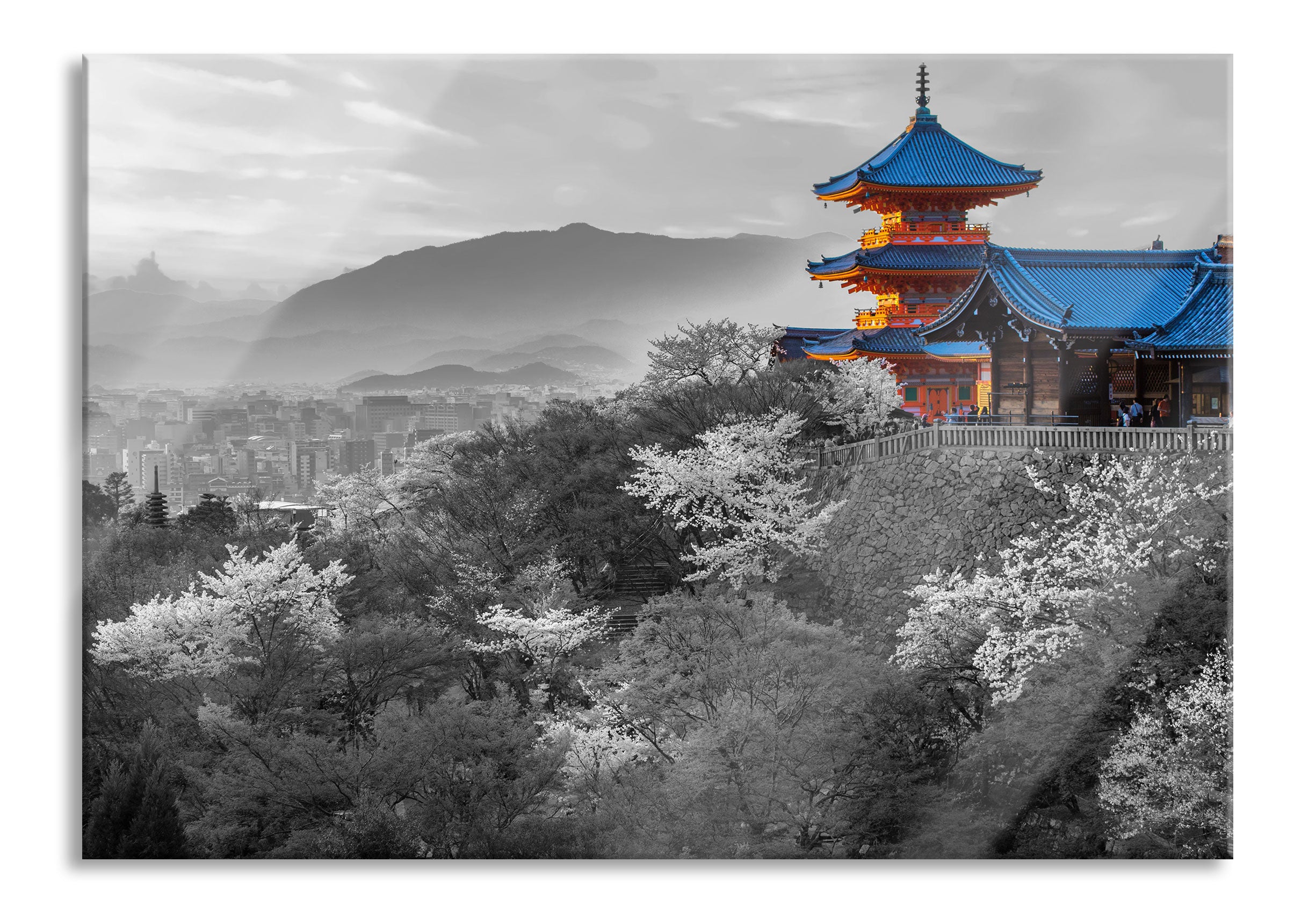 Japanischer Tempel vor nebeliger Stadt B&W Detail, Glasbild Im Angebot