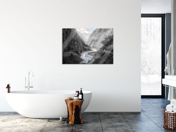 Fluss schlängelt sich durch Bergtal B&W Detail, Glasbild Online – Bild 4