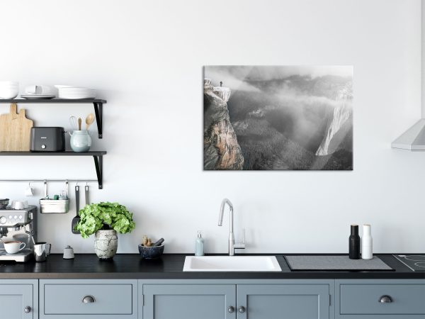 Einsamer Wanderer auf Felsklippe B&W Detail, Glasbild Im Angebot – Bild 3
