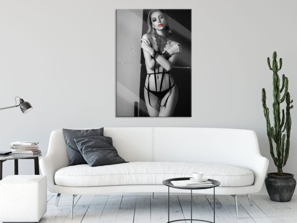 Aktmodell in verführerischen Dessous B&W Detail, Glasbild Online-Verkauf – Bild 2