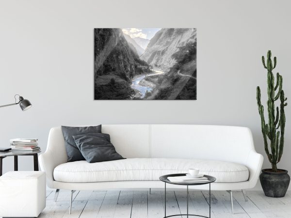 Fluss schlängelt sich durch Bergtal B&W Detail, Glasbild Online – Bild 2