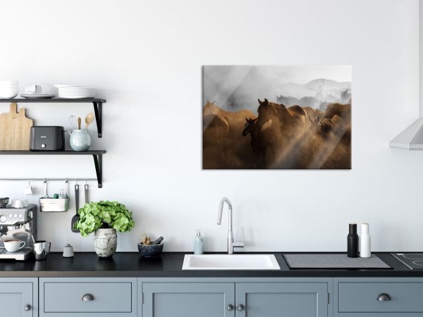 Pferdeherde im Staub bei Sonnenuntergang B&W Detail, Glasbild Im Angebot – Bild 3
