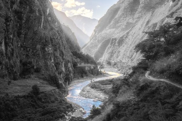 Fluss schlängelt sich durch Bergtal B&W Detail, Glasbild Online – Bild 5
