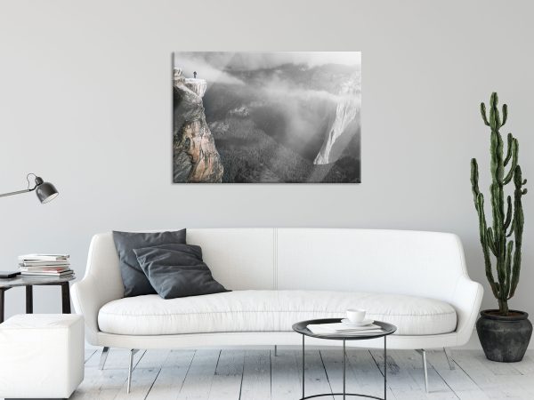 Einsamer Wanderer auf Felsklippe B&W Detail, Glasbild Im Angebot – Bild 2