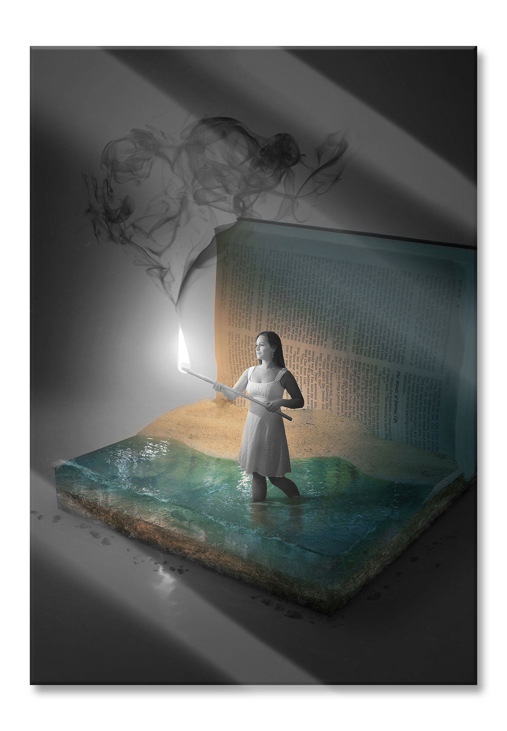 Frau mit Fackel steigt aus Buch B&W Detail, Glasbild Online-Schn?ppchen