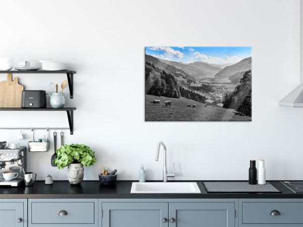 Kuhherde auf Zillertaler Almwiese B&W Detail, Glasbild Im Angebot – Bild 3