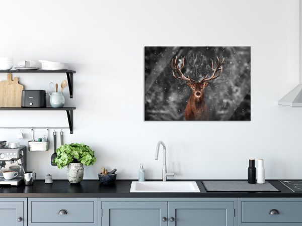 Machtvoller Hirsch im Winterwald B&W Detail, Glasbild Jetzt online – Bild 3