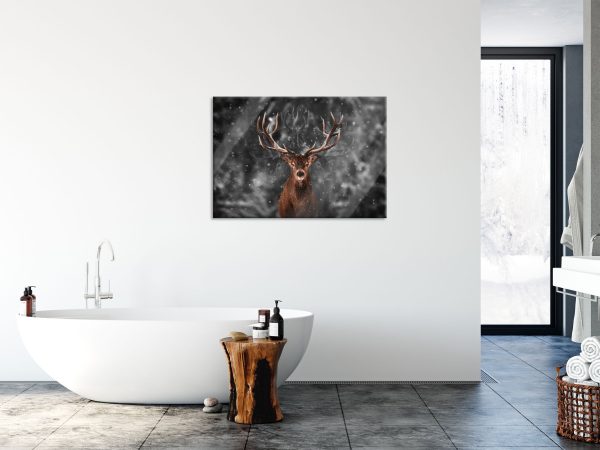 Machtvoller Hirsch im Winterwald B&W Detail, Glasbild Jetzt online – Bild 4