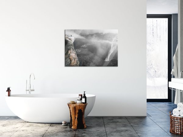 Einsamer Wanderer auf Felsklippe B&W Detail, Glasbild Im Angebot – Bild 4
