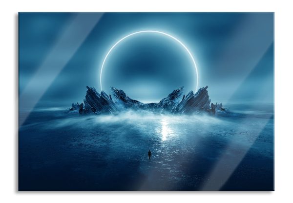 Abstrakter Mond hinter Felsformation, Glasbild Jetzt online